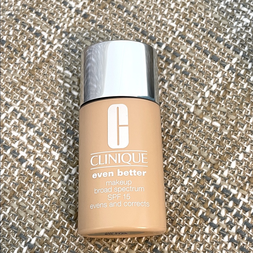 CLINIQUE  Even Better Makeup Broad Spectrum SPF 15 Foundation